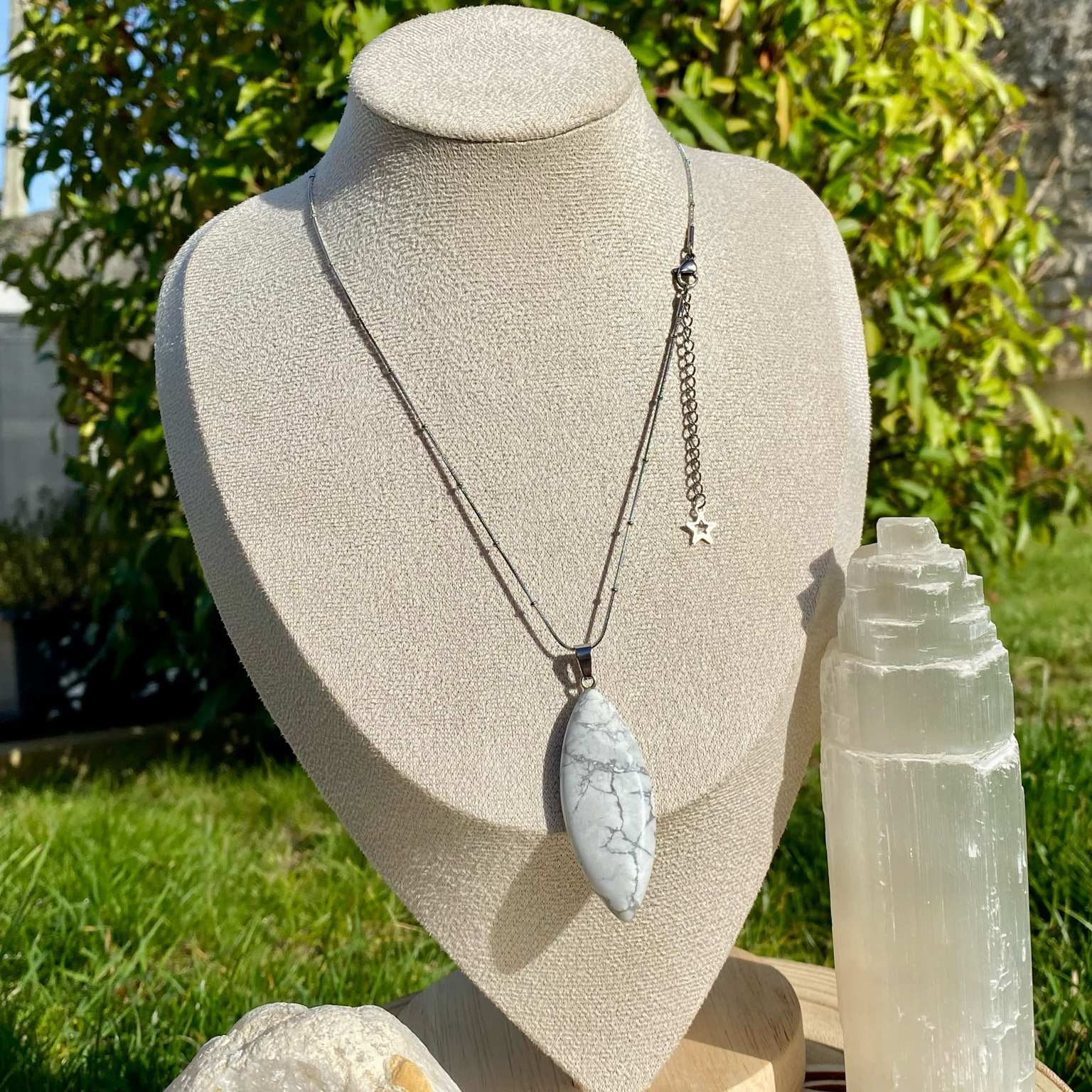 Collier pendentif forme marquise en howlite, pierre blanche veinée de gris sur chaîne argenté by Les Merveilles by Pauline.