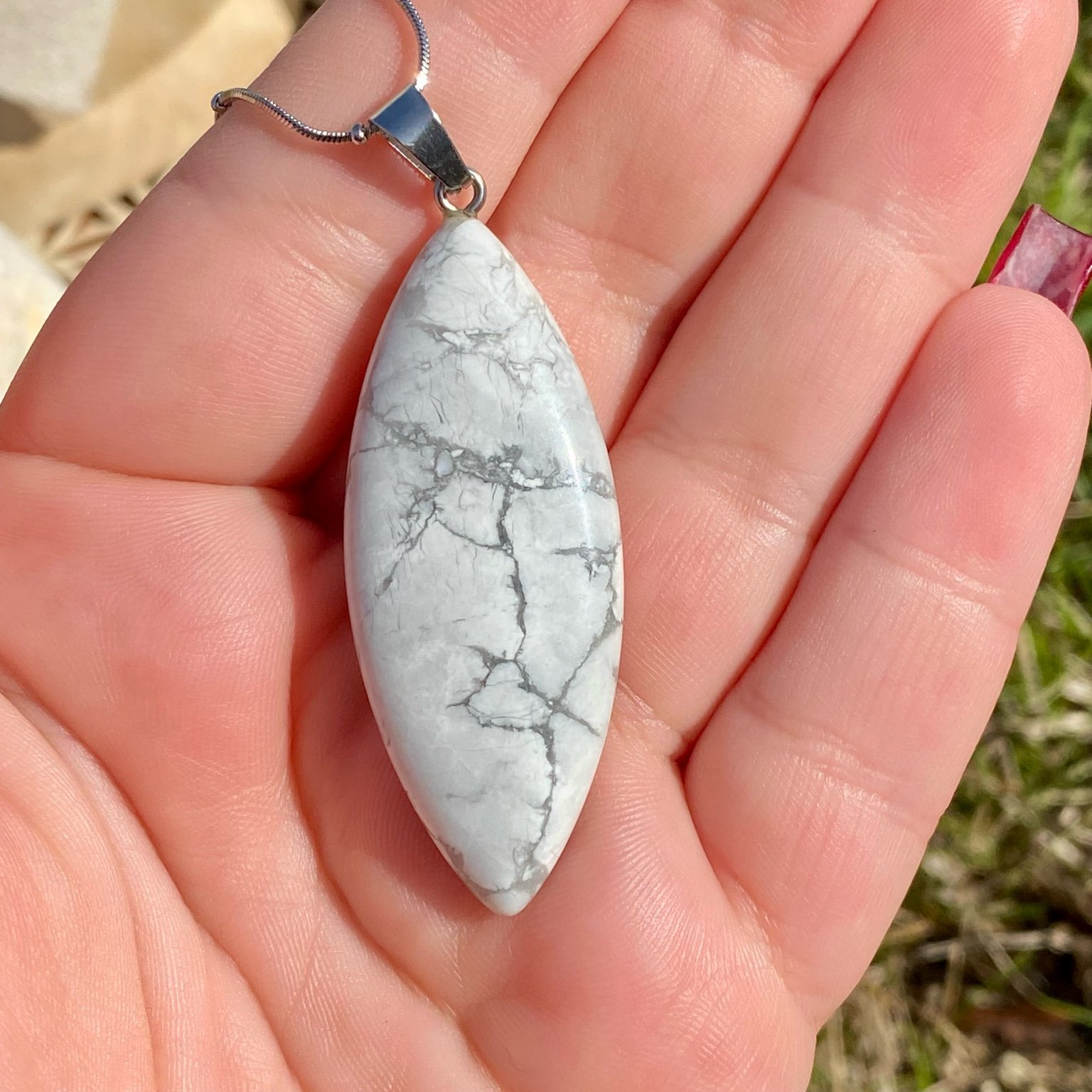 Collier pendentif forme marquise en howlite, pierre blanche veinée de gris sur chaîne argenté by Les Merveilles by Pauline.