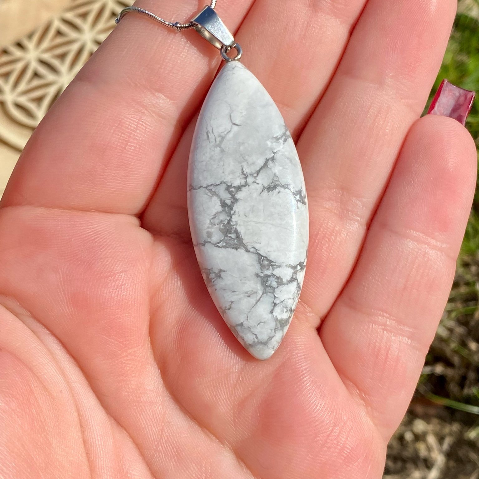 Collier pendentif forme marquise en howlite, pierre blanche veinée de gris sur chaîne argenté by Les Merveilles by Pauline.