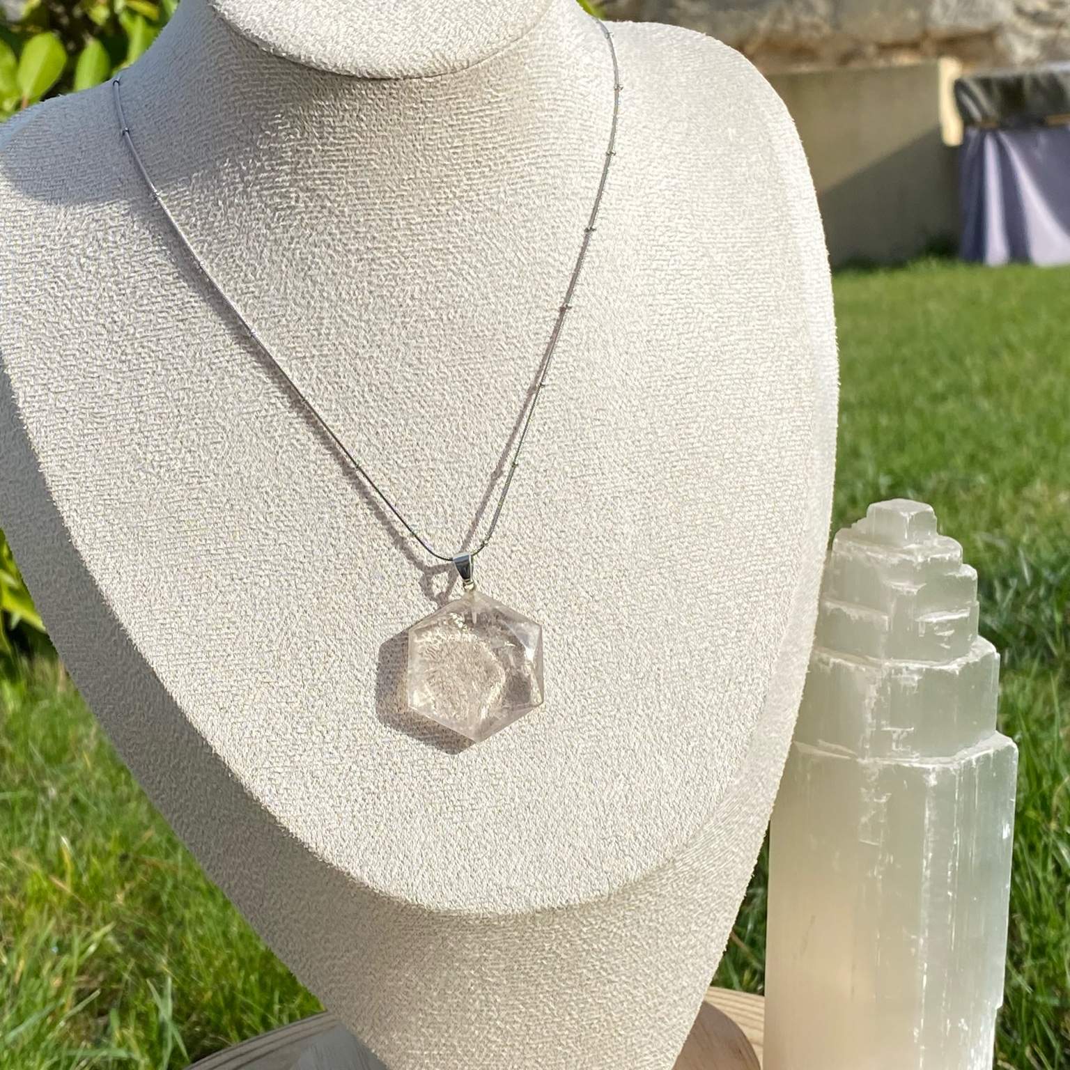 Collier pendentif quartz fumé taillé en forme de sceau de Salomon, symbole spirituel sur chaîne argentée Les Merveilles by Pauline.