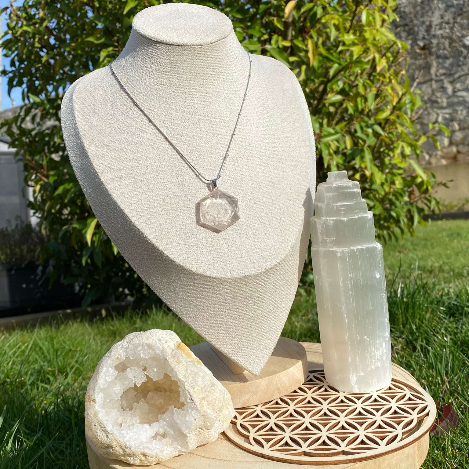 Collier pendentif quartz fumé taillé en forme de sceau de Salomon, symbole spirituel sur chaîne argentée Les Merveilles by Pauline.