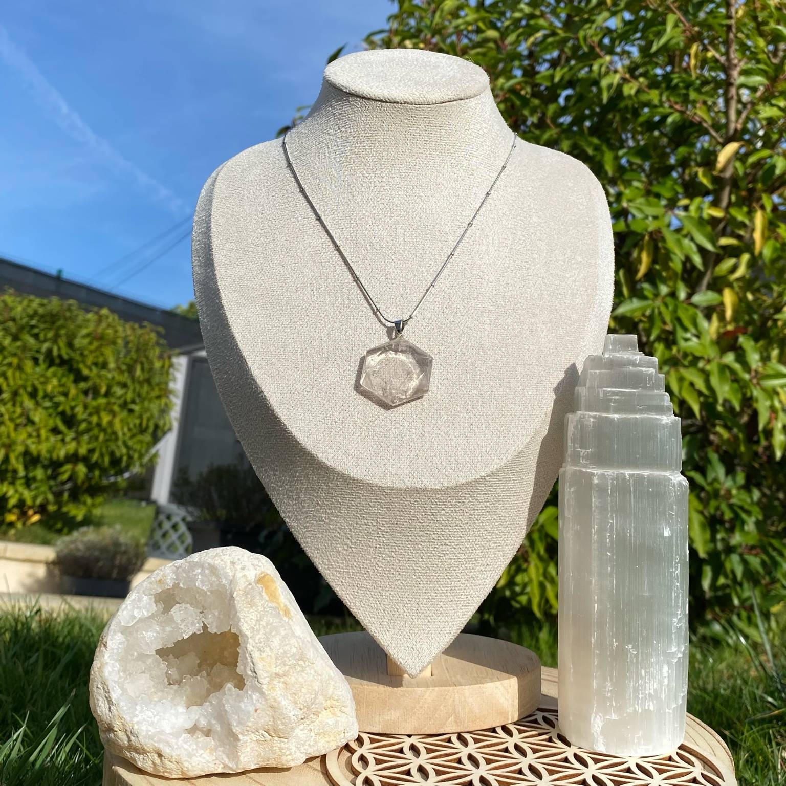 Collier pendentif quartz fumé taillé en forme de sceau de Salomon, symbole spirituel sur chaîne argentée Les Merveilles by Pauline.