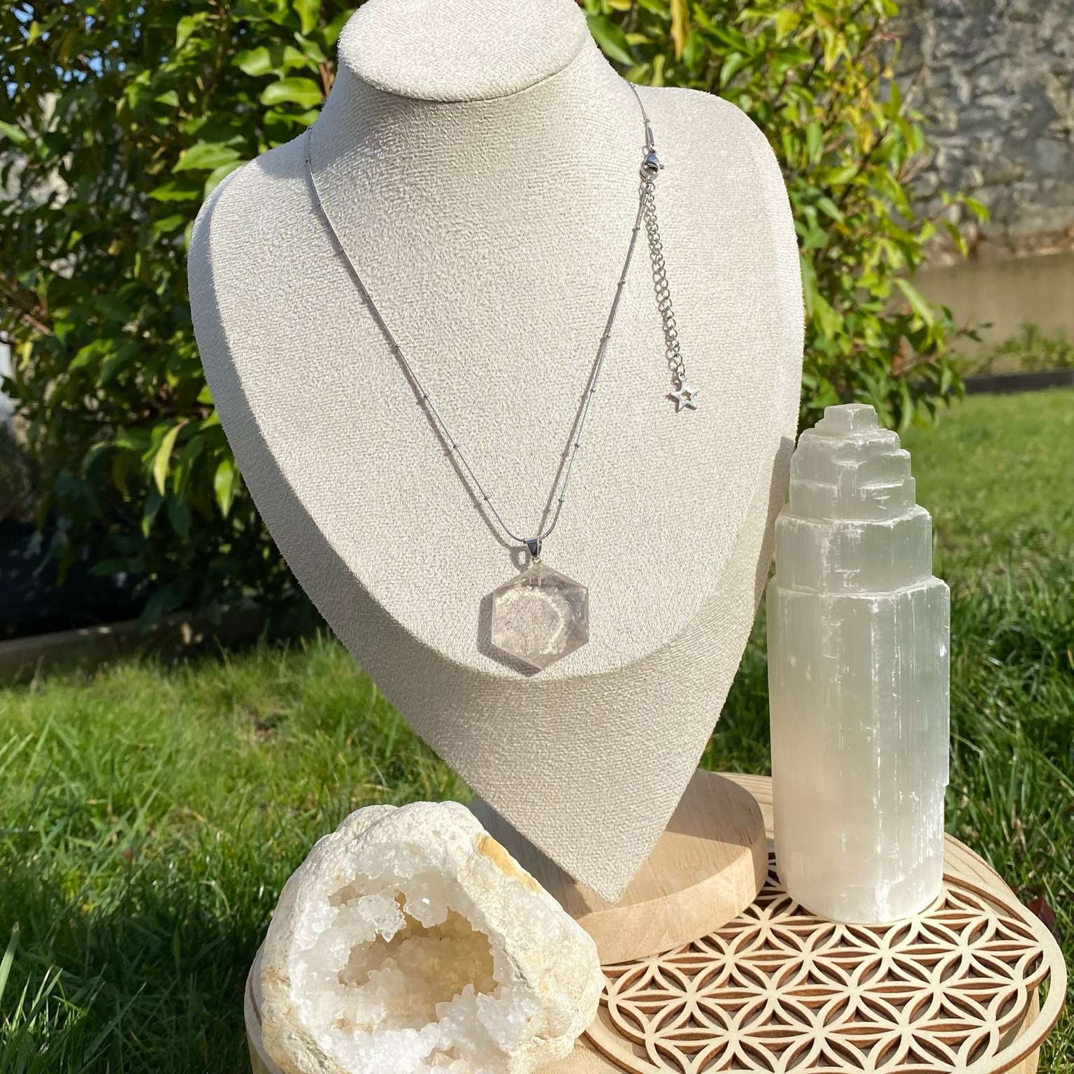 Collier pendentif quartz fumé taillé en forme de sceau de Salomon, symbole spirituel sur chaîne argentée Les Merveilles by Pauline.