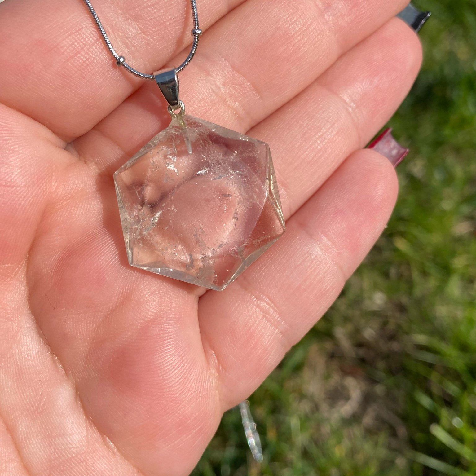 Collier pendentif quartz fumé taillé en forme de sceau de Salomon, symbole spirituel sur chaîne argentée Les Merveilles by Pauline.