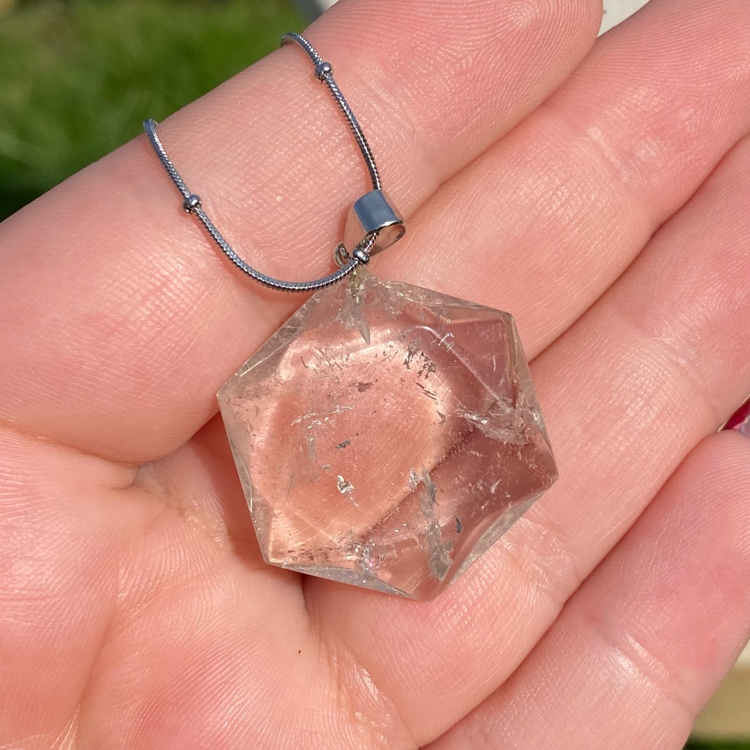 Collier pendentif quartz fumé taillé en forme de sceau de Salomon, symbole spirituel sur chaîne argentée Les Merveilles by Pauline.