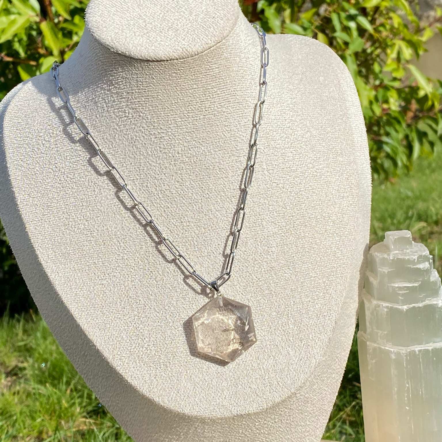 Collier pendentif quartz fumé taillé en forme de sceau de Salomon, symbole spirituel sur chaîne argentée Les Merveilles by Pauline.