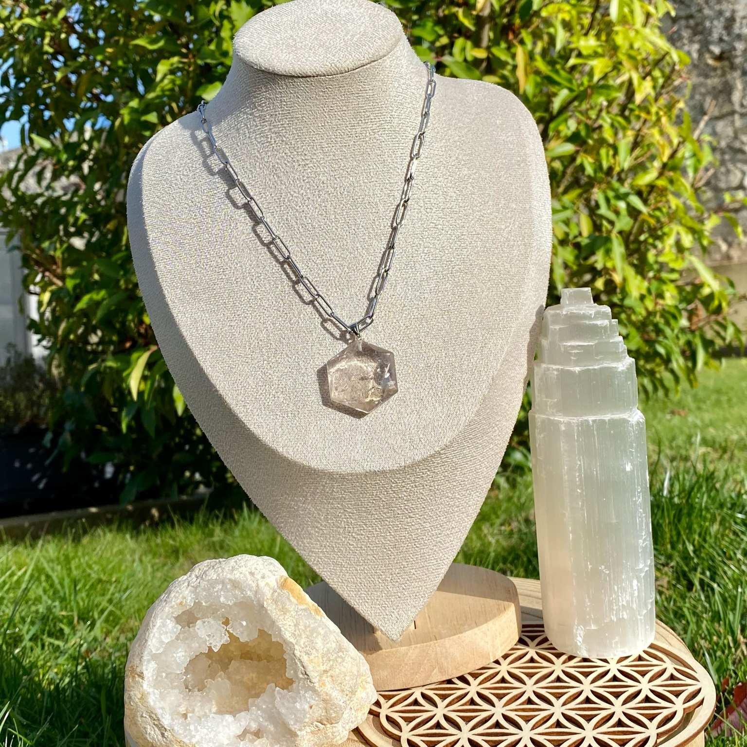 Collier pendentif quartz fumé taillé en forme de sceau de Salomon, symbole spirituel sur chaîne argentée Les Merveilles by Pauline.