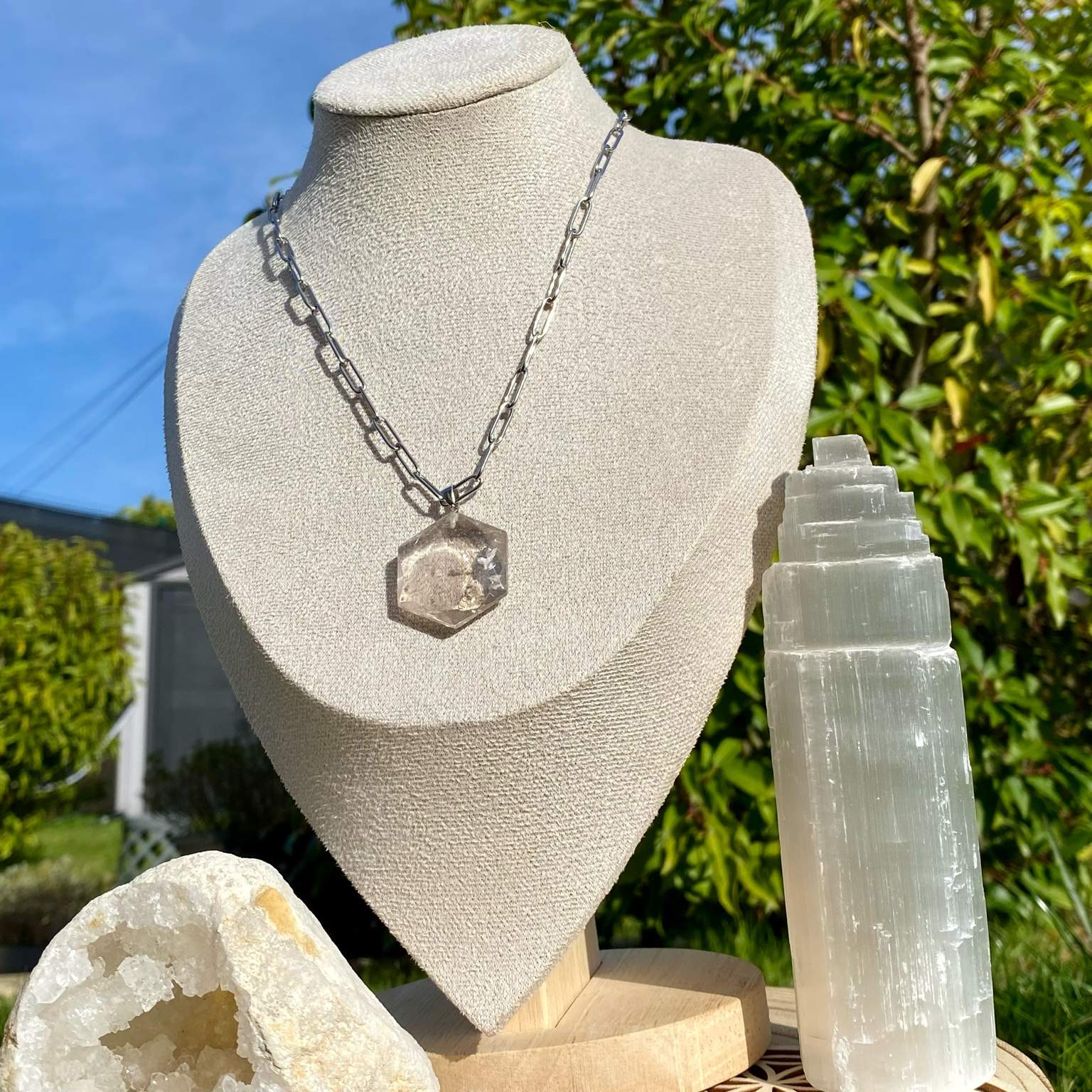 Collier pendentif quartz fumé taillé en forme de sceau de Salomon, symbole spirituel sur chaîne argentée Les Merveilles by Pauline.