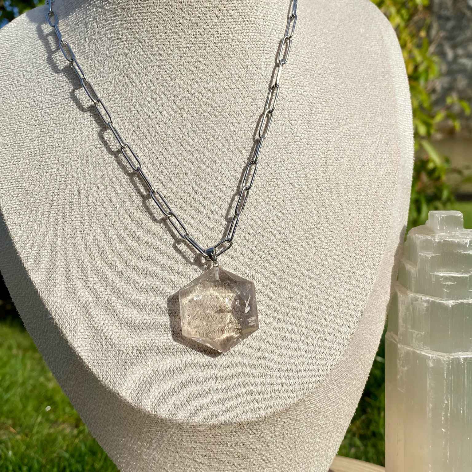 Collier pendentif quartz fumé taillé en forme de sceau de Salomon, symbole spirituel sur chaîne argentée Les Merveilles by Pauline.