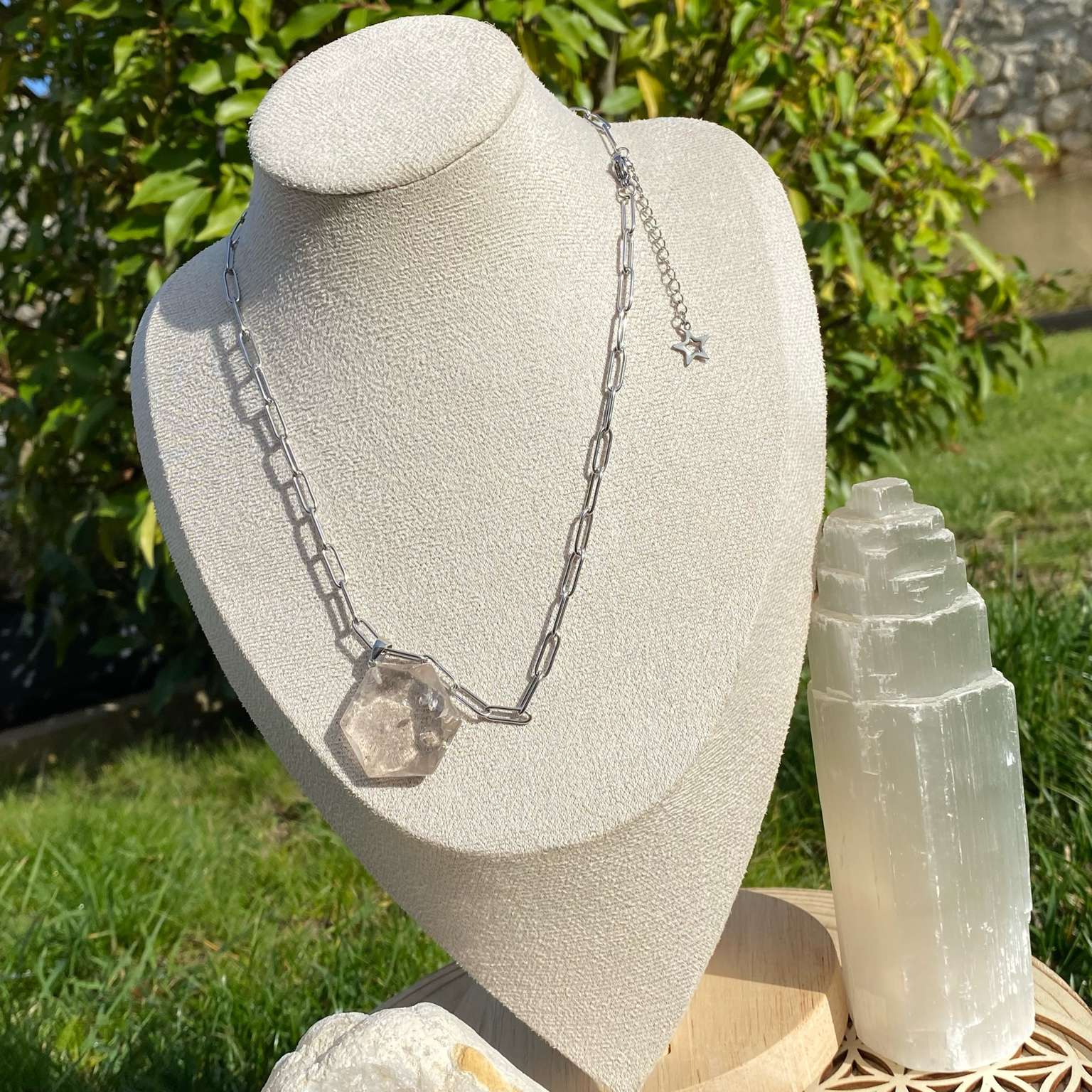 Collier pendentif quartz fumé taillé en forme de sceau de Salomon, symbole spirituel sur chaîne argentée Les Merveilles by Pauline.