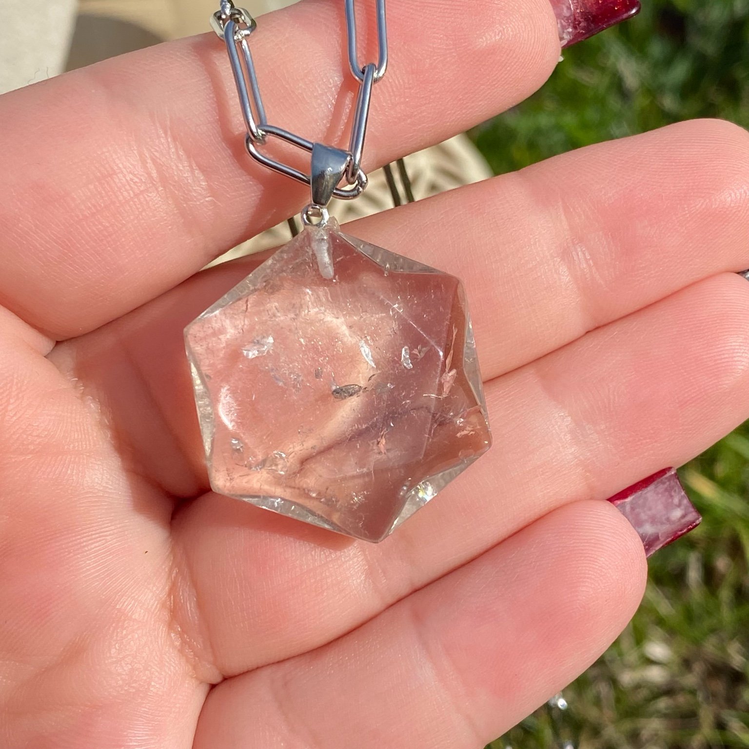 Collier pendentif quartz fumé taillé en forme de sceau de Salomon, symbole spirituel sur chaîne argentée Les Merveilles by Pauline.