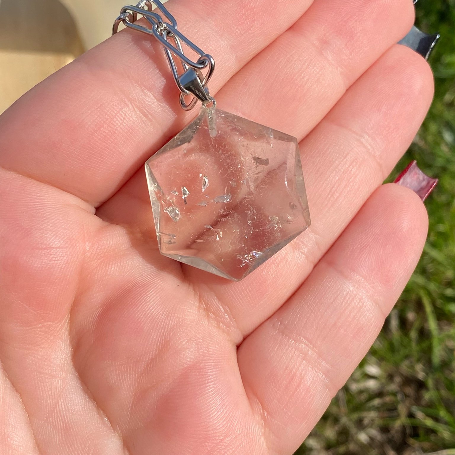 Collier pendentif quartz fumé taillé en forme de sceau de Salomon, symbole spirituel sur chaîne argentée Les Merveilles by Pauline.