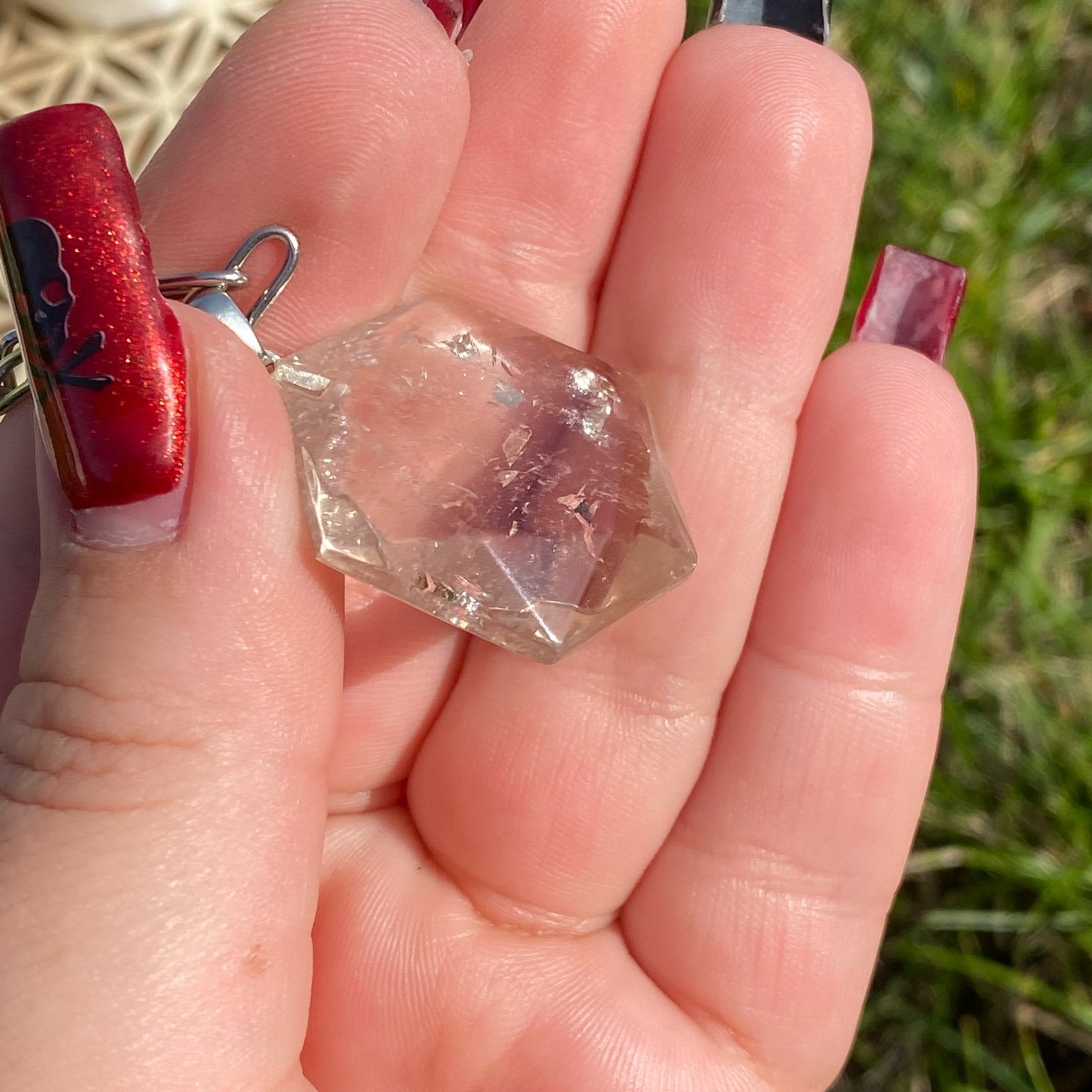 Collier pendentif quartz fumé taillé en forme de sceau de Salomon, symbole spirituel sur chaîne argentée Les Merveilles by Pauline.