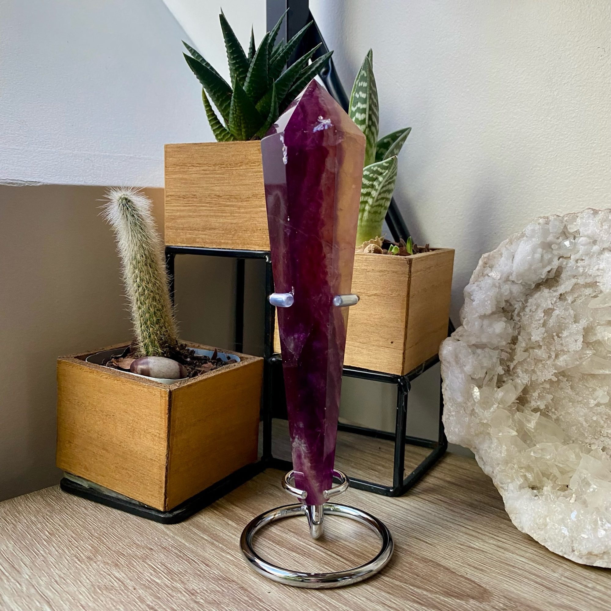 Fluorite naturelle sur socle, pierre appelée "pierre des génies