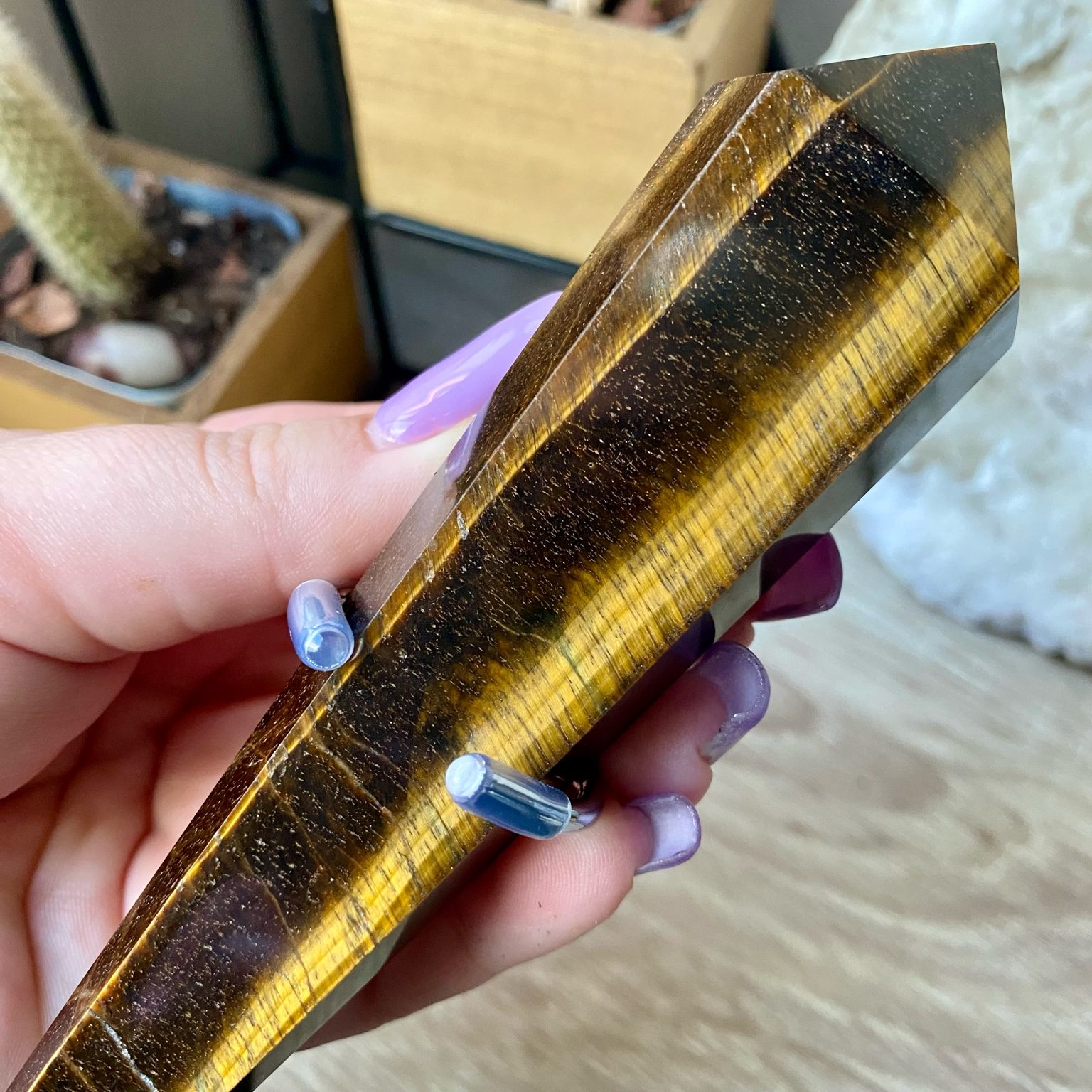 Œil de tigre naturel en pointe sur socle énergie stabilisante