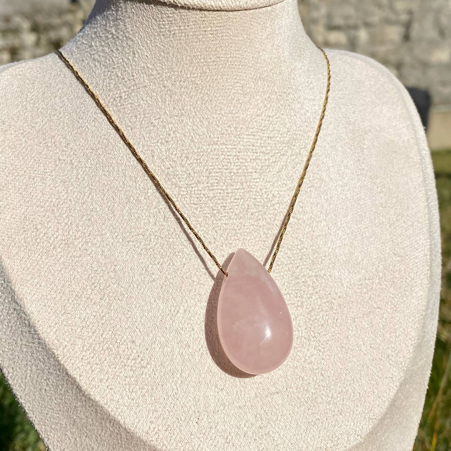 Pendentif quartz rose sur chaîne acier doré