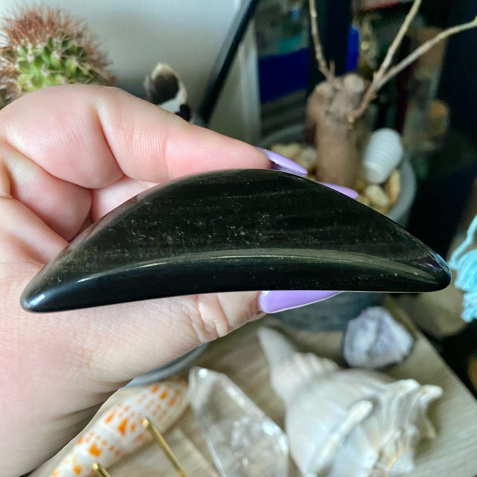 L’obsidienne dorée est une pierre volcanique naturelle, reconnaissable à son noir profond parsemé de reflets dorés subtils. Sculptée en forme de lune, elle associe une énergie de protection intense à une symbolique intuitive et introspective. Cette pierre est connue pour son action sur la vérité intérieure. Elle aide à mettre en lumière ce qui doit être compris, libéré ou transformé, tout en offrant un ancrage solide. L’obsidienne dorée agit comme un bouclier énergétique, protégeant des influences négatives et des charges émotionnelles extérieures. La forme de la lune renforce cette énergie en invitant au retour à soi, à l’écoute de ses cycles et de ses ressentis. Cette lune en obsidienne dorée de 107 g diffuse une présence forte et rassurante, idéale pour les périodes de questionnement, de recentrage ou de transformation personnelle. Placée dans un espace de vie, elle contribue à créer une atmosphère sécurisante, stable et propice à l’introspection.