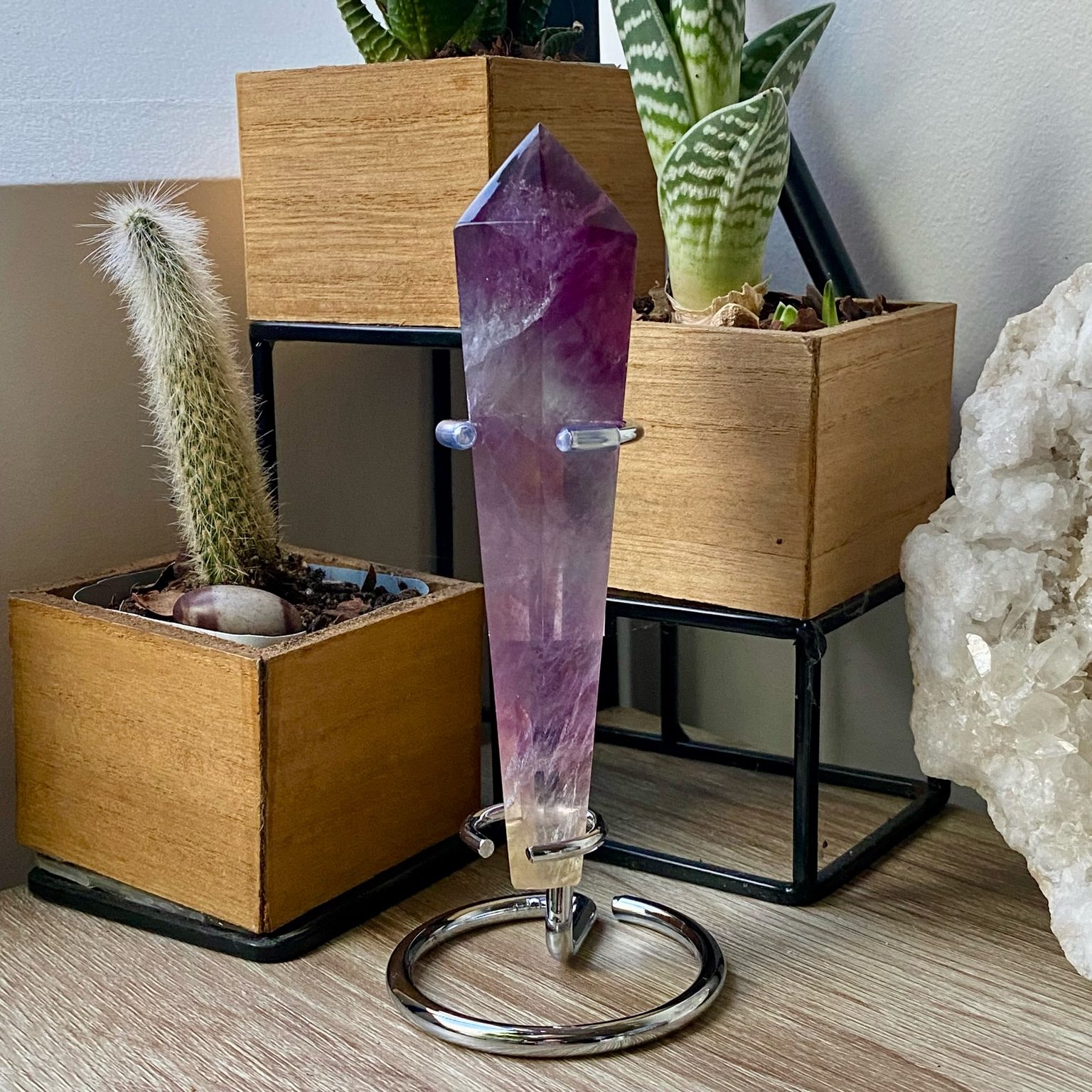 Pointe fluorite sur socle vue de face, énergie douce et émotionnelle