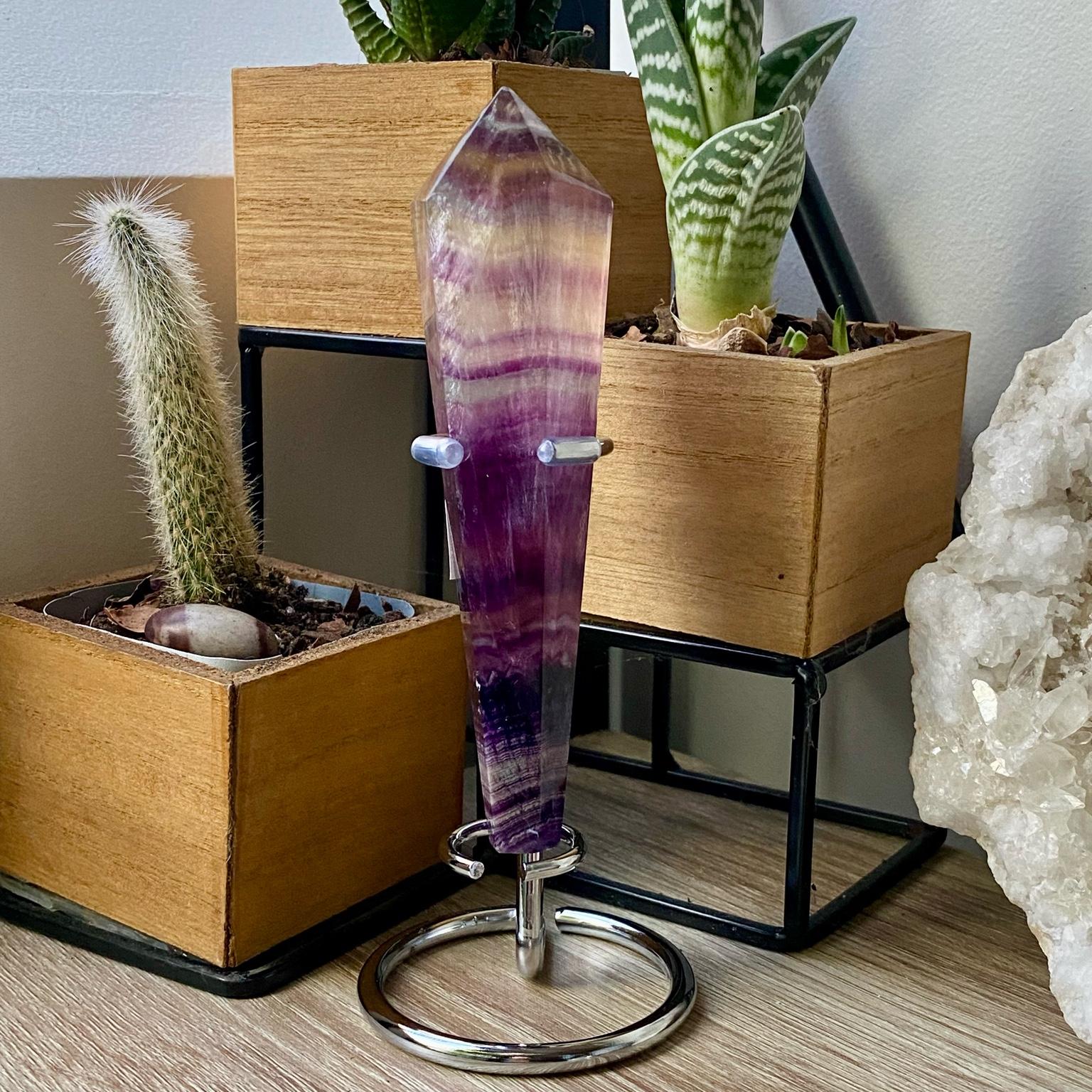 Pointe fluorite sur socle en pierre naturelle avec légère imperfection