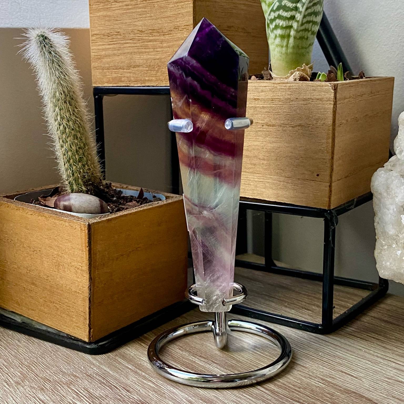 Pointe fluorite sur socle vue de face pierre naturelle