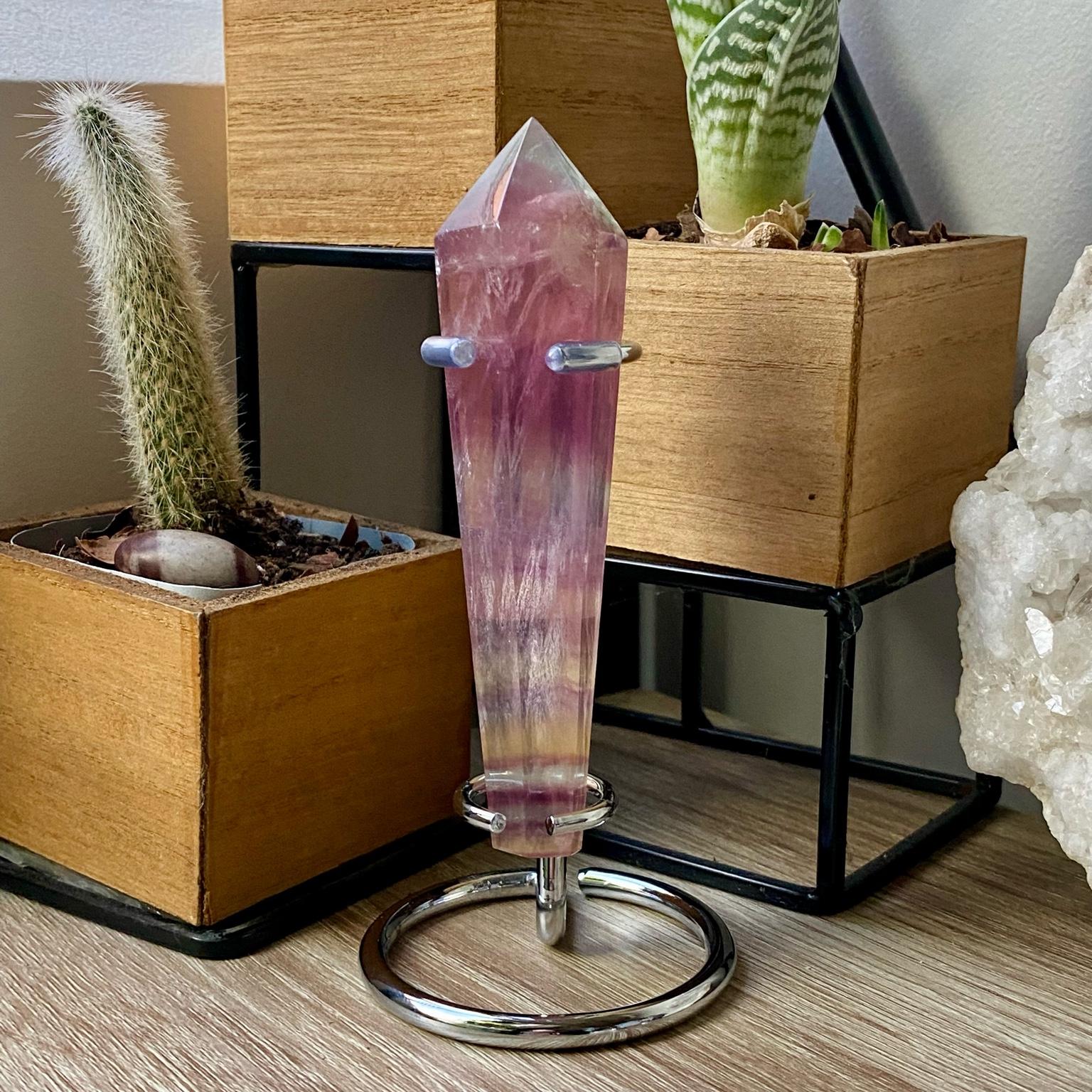 Pointe fluorite sur socle vue de face pierre naturelle