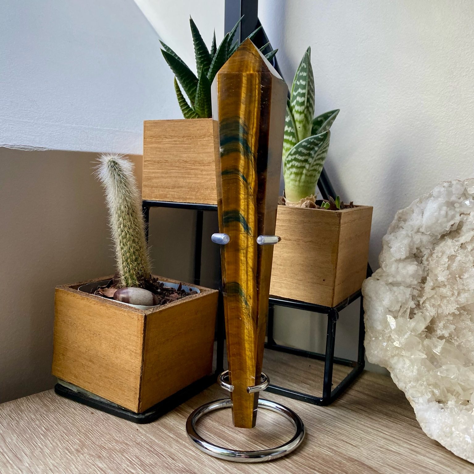 Pointe œil de tigre sur socle pierre naturelle protection