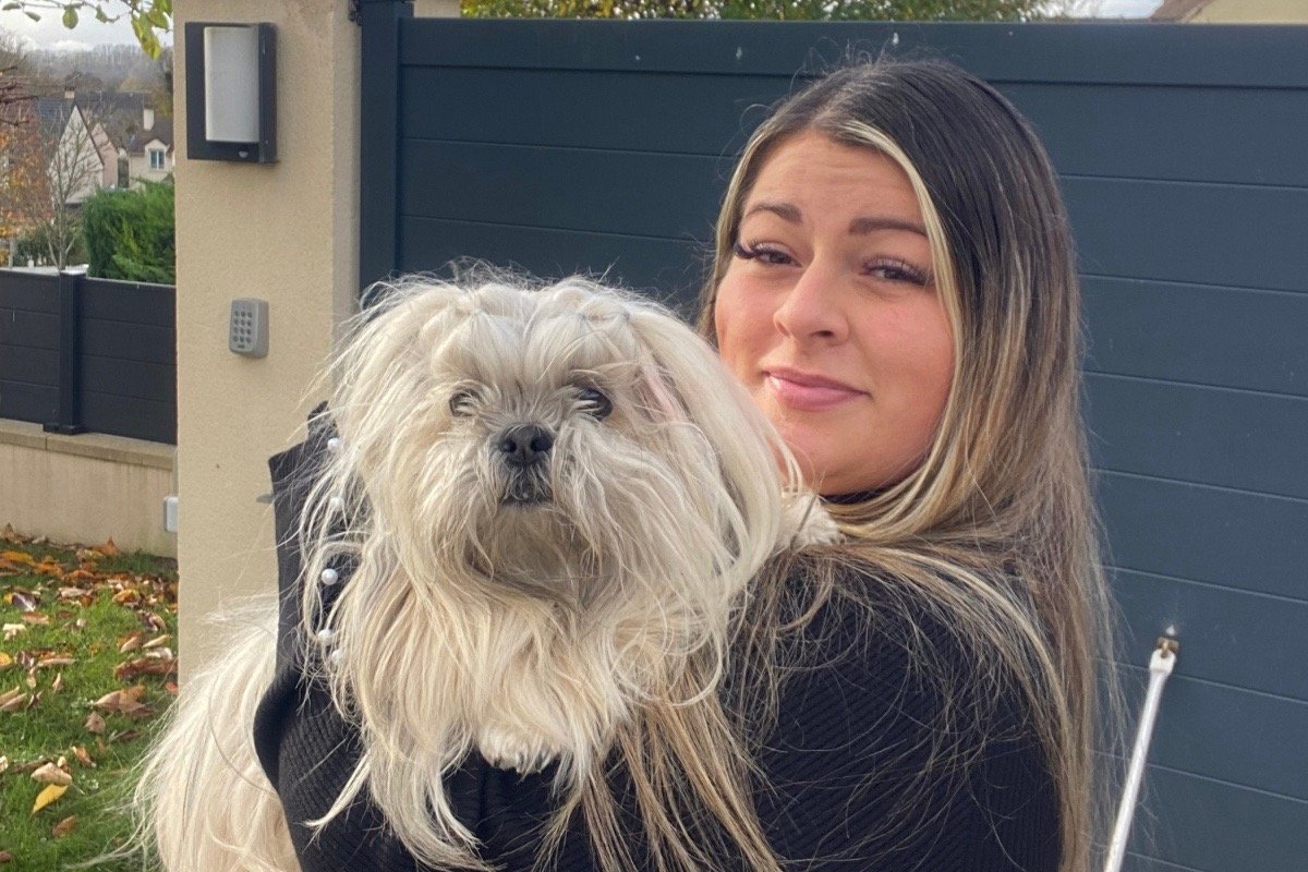 Portrait de Pauline, créatrice de la boutique en ligne les merveilles by pauline, tenant sa chienne Laïka (race Lhassa-apso).