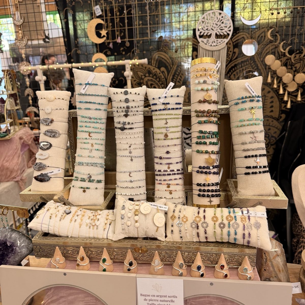 Vue de près sur les bracelets fins - stand bien-être yozenco clermont du 26 et 27 septembre 2026