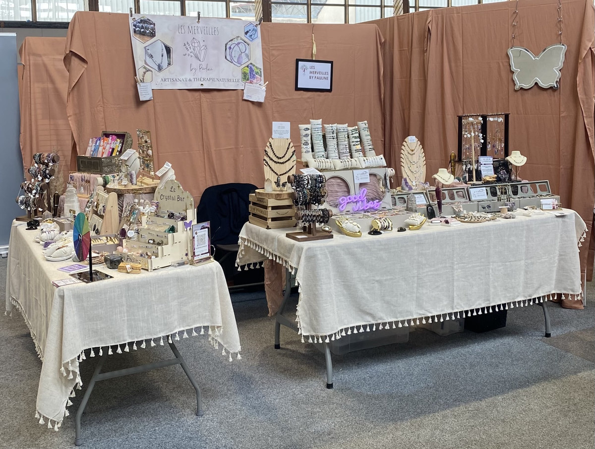 stand-merveilles-by-pauline-bijoux-pierres-naturelles Stand Les Merveilles by Pauline avec bijoux, bracelets et créations en pierres naturelles.