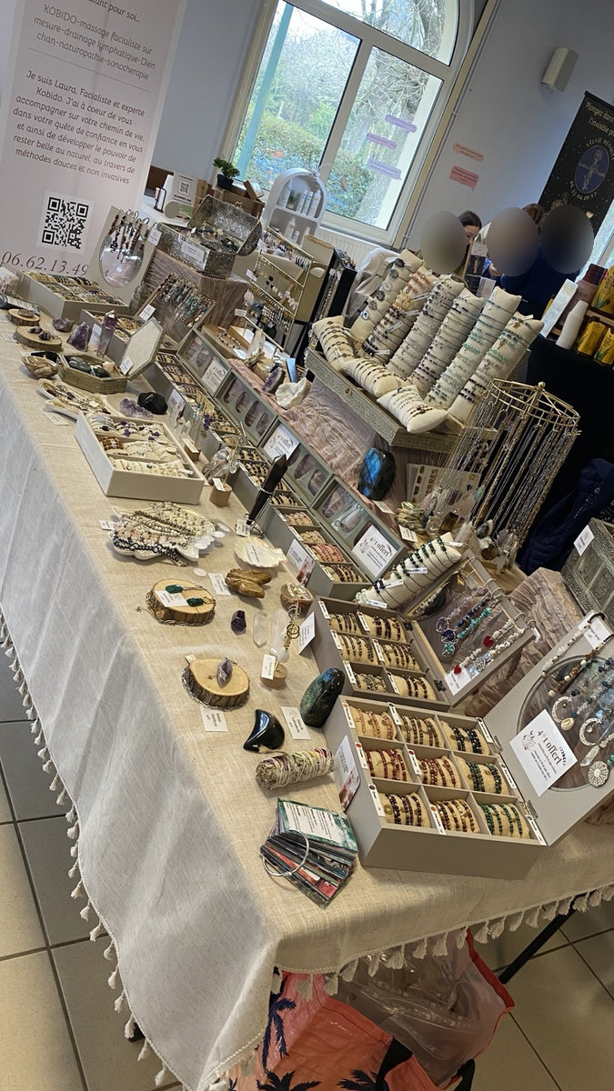 Détails des articles, pierres naturelles, décorations du stand
